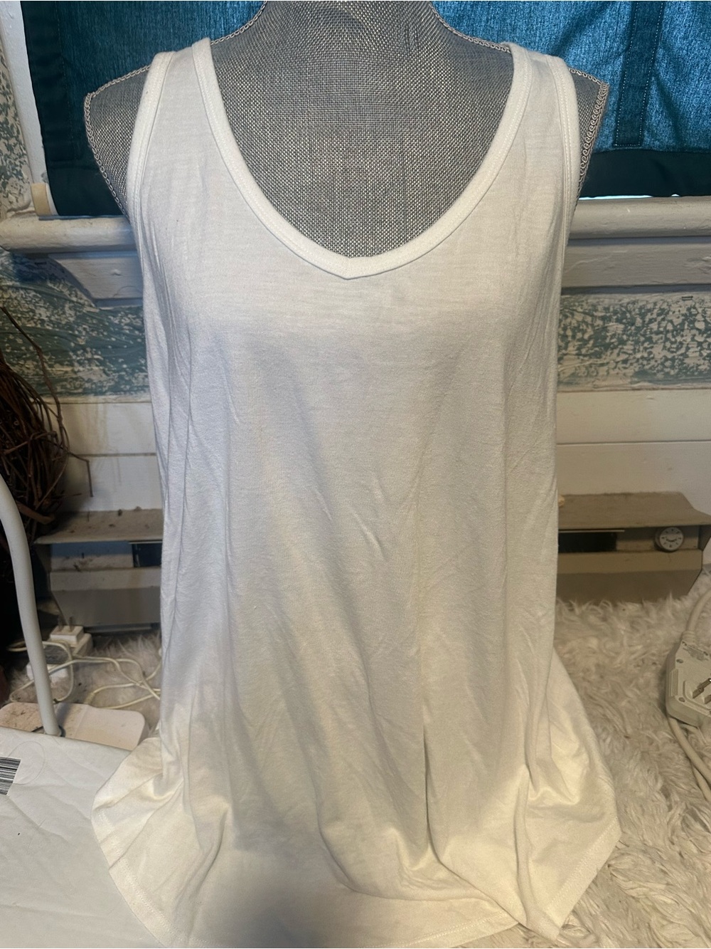 a.n.a White V-Neck Tank Top XXL